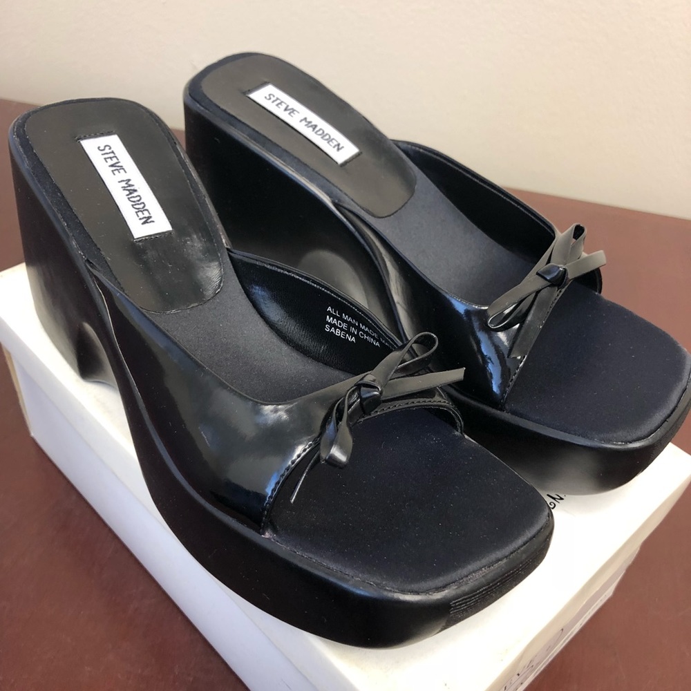Steve Madden Black Leather Wedge shoes